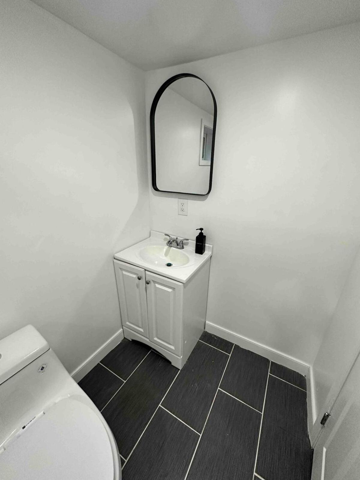 Lovely Basement 1-Bedroom With Free Parking واشنطن المظهر الخارجي الصورة